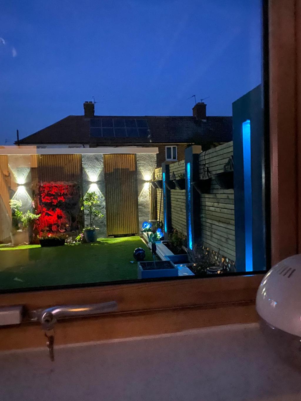 Stylish Backyard Lighting: A Modern Outdoor&nbsp;Setup